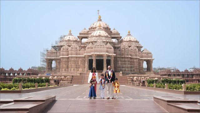 भारत ओर्लिएपछि श्रीमतीसहित मन्दिर पुगे अमेरिकी उपराष्ट्रपति भान्स, करको दरमा नजर