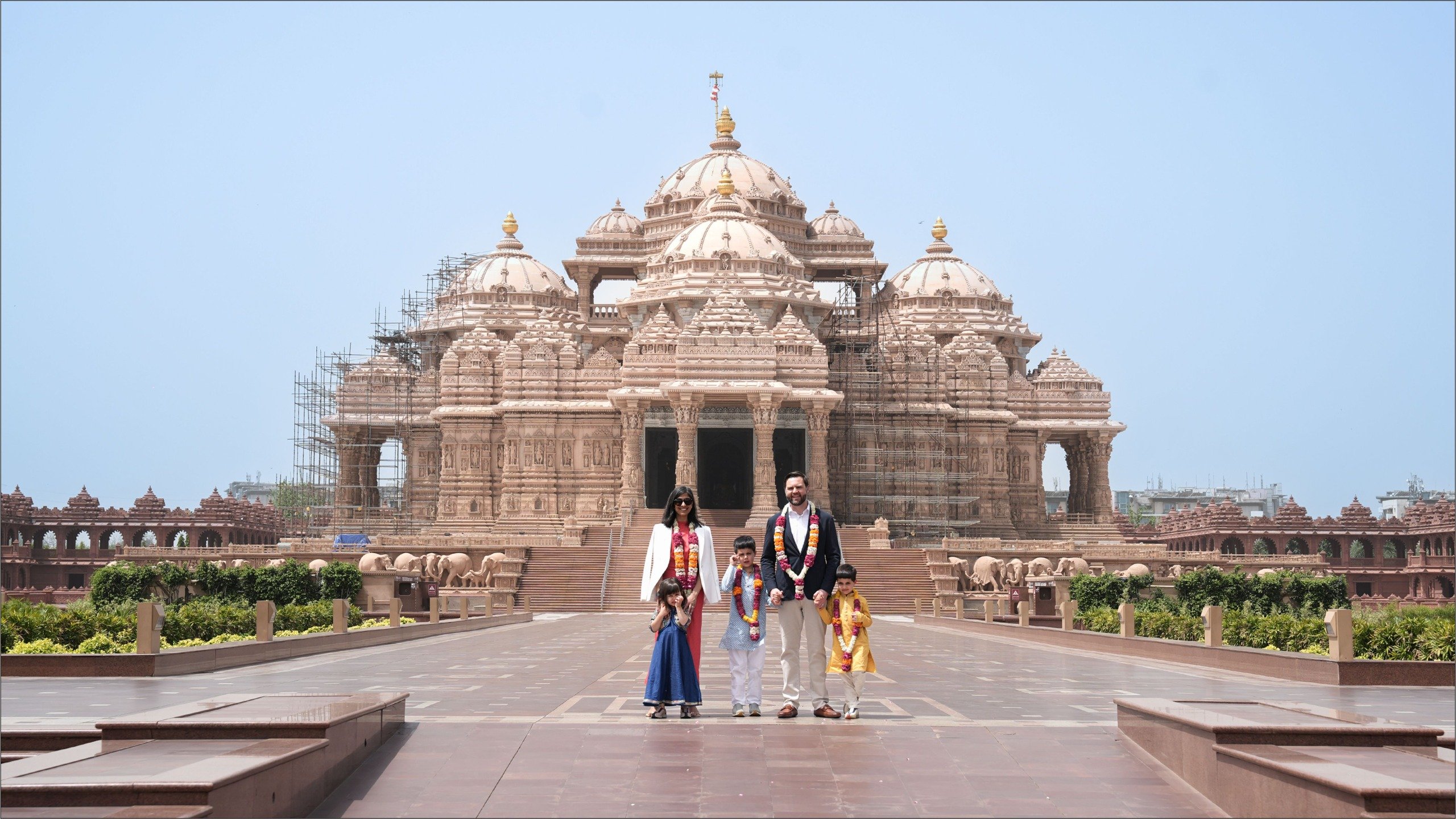 भारत ओर्लिएपछि श्रीमतीसहित मन्दिर पुगे अमेरिकी उपराष्ट्रपति भान्स, करको दरमा नजर भारत ओर्लिएपछि श्रीमतीसहित मन्दिर पुगे अमेरिकी उपराष्ट्रपति भान्स, करको दरमा नजर