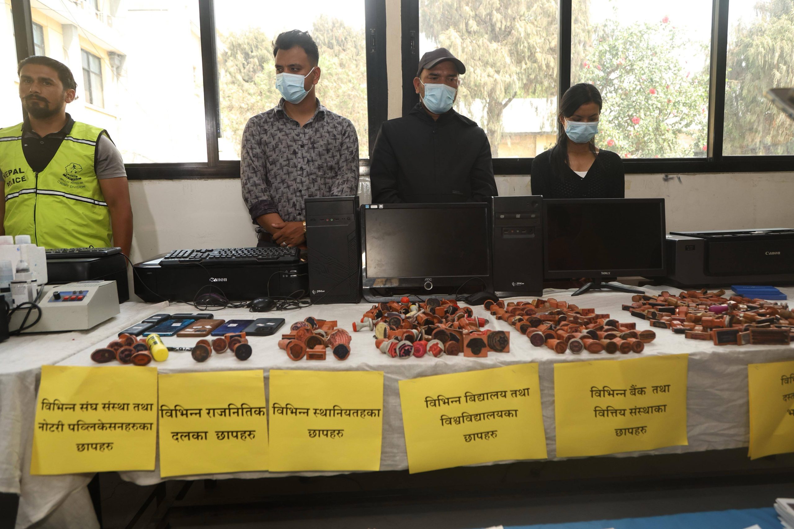 बालाजुमा ८ वर्षदेखि किर्ते कागजपत्रको धन्दा, नक्कली कागजात बनाएर बैंकबाट ऋण ! बालाजुमा ८ वर्षदेखि किर्ते कागजपत्रको धन्दा, नक्कली कागजात बनाएर बैंकबाट ऋण !