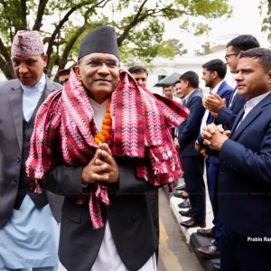 कर्मचारीको गडगडाहट ताली, नीलम भने मलिन : राष्ट्र बैंकमा नयाँ गभर्नरको पदबहालीका दृश्य