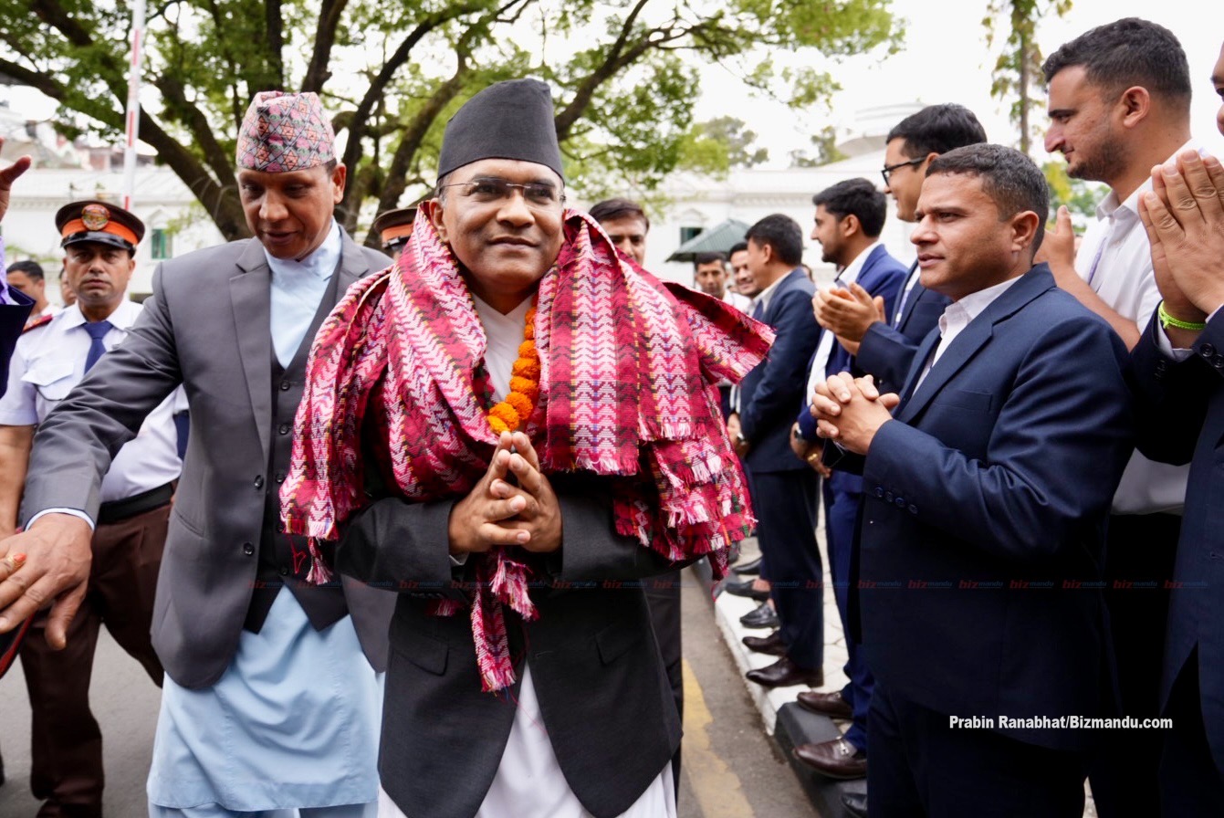 कर्मचारीको गडगडाहट ताली, नीलम भने मलिन : राष्ट्र बैंकमा नयाँ गभर्नरको पदबहालीका दृश्य कर्मचारीको गडगडाहट ताली, नीलम भने मलिन : राष्ट्र बैंकमा नयाँ गभर्नरको पदबहालीका दृश्य