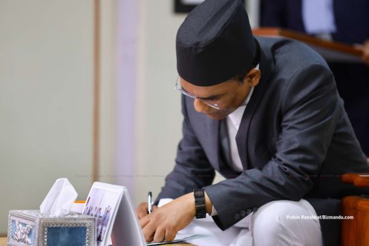 गभर्नर पौडेलले सचिवालयमा बनाउन थाले टिम, निर्देशक अधिकारीलाई गभर्नर कार्यालय ताने