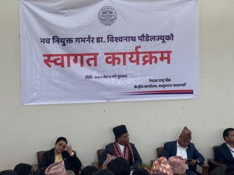 दुई डेपुटी गभर्नरलाई दायाँवायाँ राखेर नवनियुक्त गभर्नरले भने- सबैको अपेक्षा हामीसँग छ