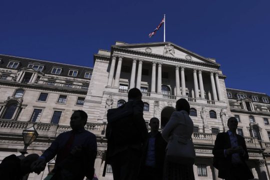 बैंक अफ इङ्गल्याण्डले ब्याजदर घटाएर ४.२५% बनायो, अमेरिकी ट्यारिफले बढायो अनिश्चितता