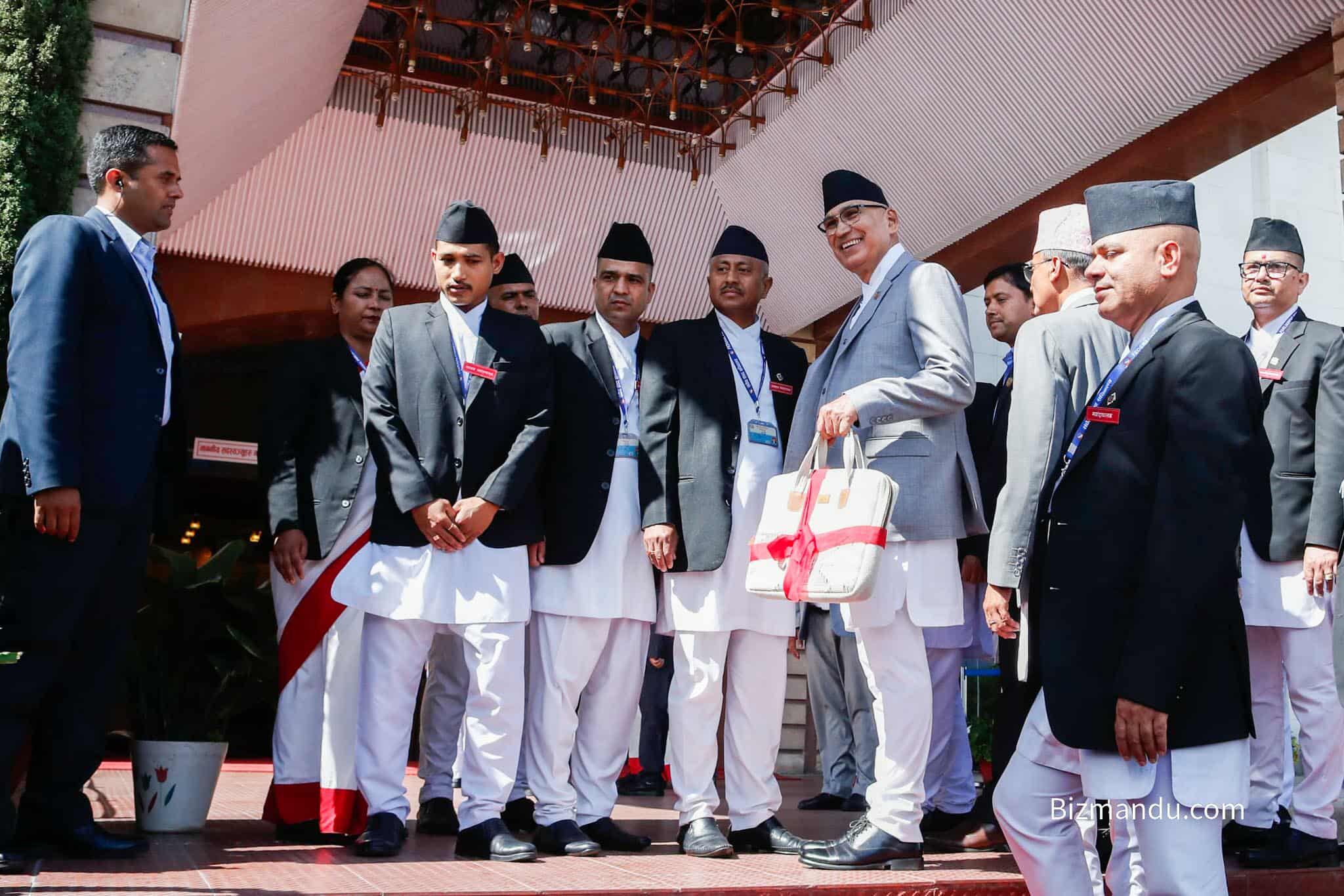 सरकारले बढाएन कर्मचारीको तलब, महँगी भत्ता पुर्याइयो मासिक ५ हजार सरकारले बढाएन कर्मचारीको तलब, महँगी भत्ता पुर्याइयो मासिक ५ हजार