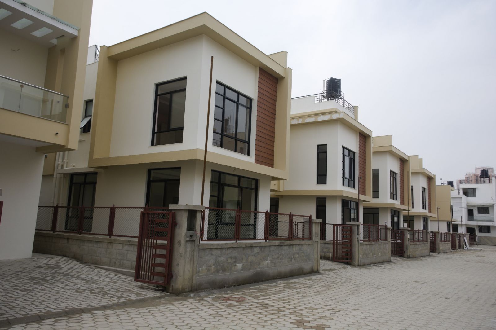 सहरभरका आवासीय घर छन् एकै डिजाइनका, एकनाशे शैलीले गुम्दै ‘आर्किटेक्चरल क्रिएटिभिटी’ सहरभरका आवासीय घर छन् एकै डिजाइनका, एकनाशे शैलीले गुम्दै ‘आर्किटेक्चरल क्रिएटिभिटी’