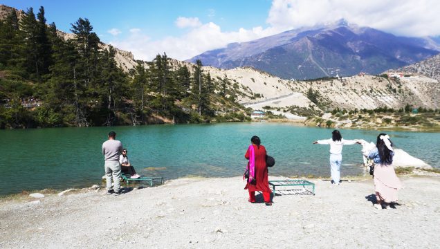 पर्यटक लोभ्याउँदै मुस्ताङको ढुम्बाताल, ‘कोलाहल मुक्त स्थानले बेग्लै संसारमा आएको महसुस हुन्छ’