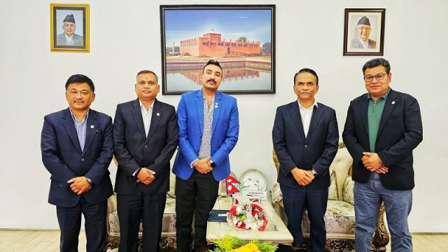 अटोमोबाइल उद्योग सुधारका लागि गभर्नर पौडेललाई भेटेर नाडाको टोलीले दियो ५ सुझाव