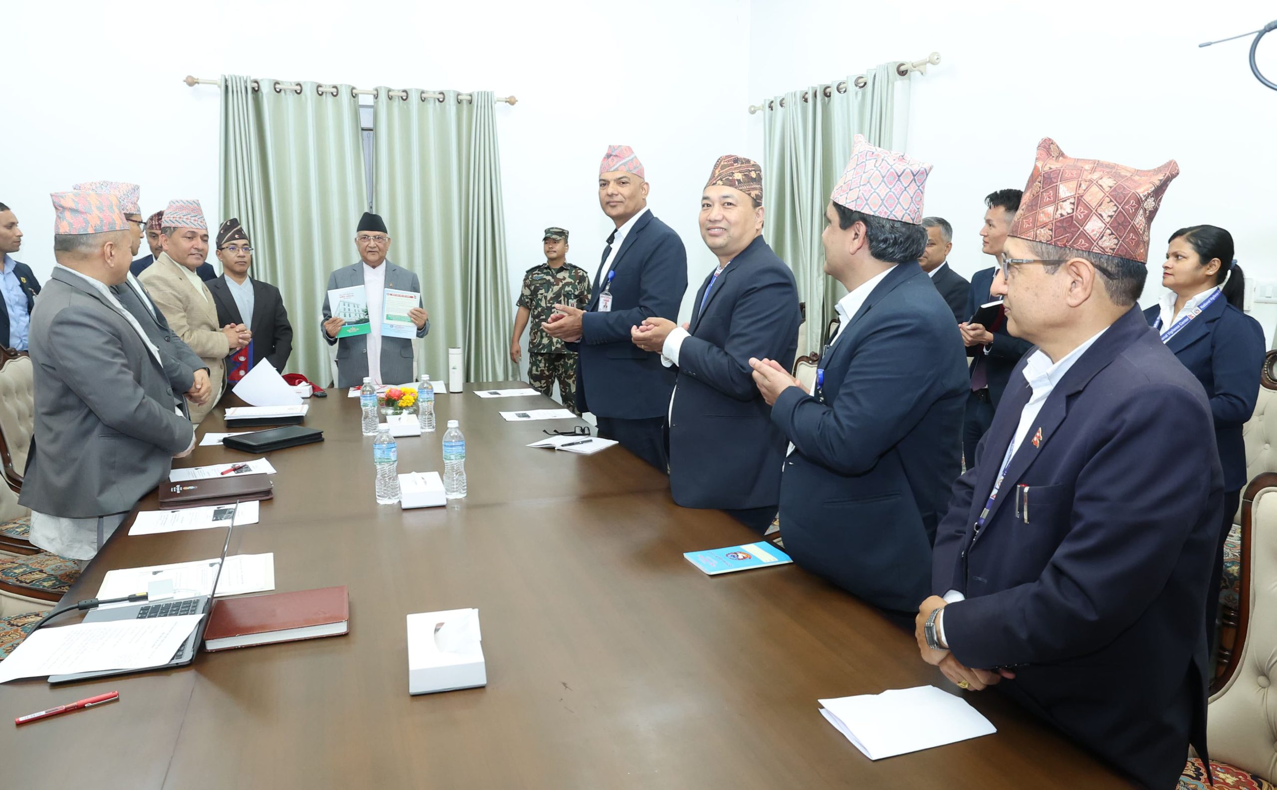राष्ट्रिय सतर्कता केन्द्रले ओलीलाई बुझायो वार्षिक प्रतिवेदन, ‘कामको नियमित रिपोर्टिङ चाहियो’