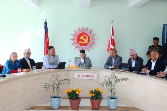 सरकारप्रति कांग्रेसको असन्तुष्टिमा एमालेको विरोध, ‘पार्टीभित्रै समाधान नखोजे राम्रो हुँदैन’
