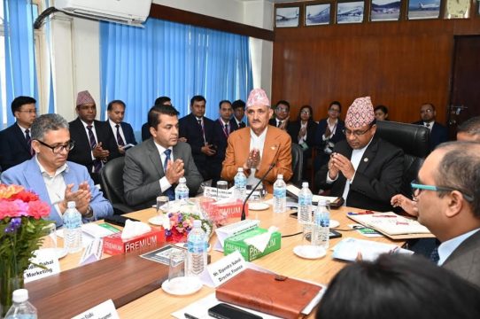जहाज खरिदलाई राष्ट्रिय गौरवको योजनाका रुपमा अगाडि बढाउन मन्त्रीसँग अधिकारीको आग्रह