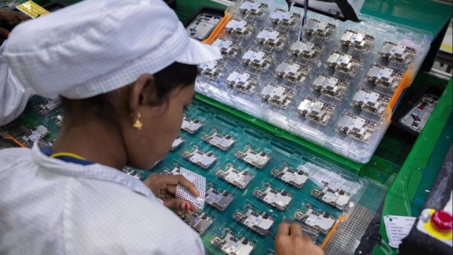 अमेरिका-चीन व्यापार युद्धको भरपुर फाइदा उठाउँदै छिमेकी भारत, आइफोन उत्पादनको हब बन्दै