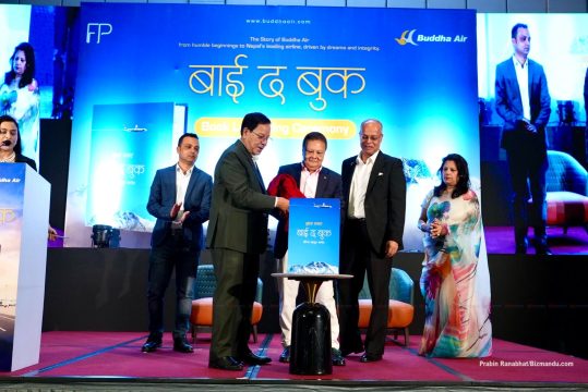 बुद्ध एयरका कार्यकारी अध्यक्ष बस्नेतको ‘बाइ द बुक’ लोकार्पण, ‘सपना देख्नेका लागि प्रेरक हुने’