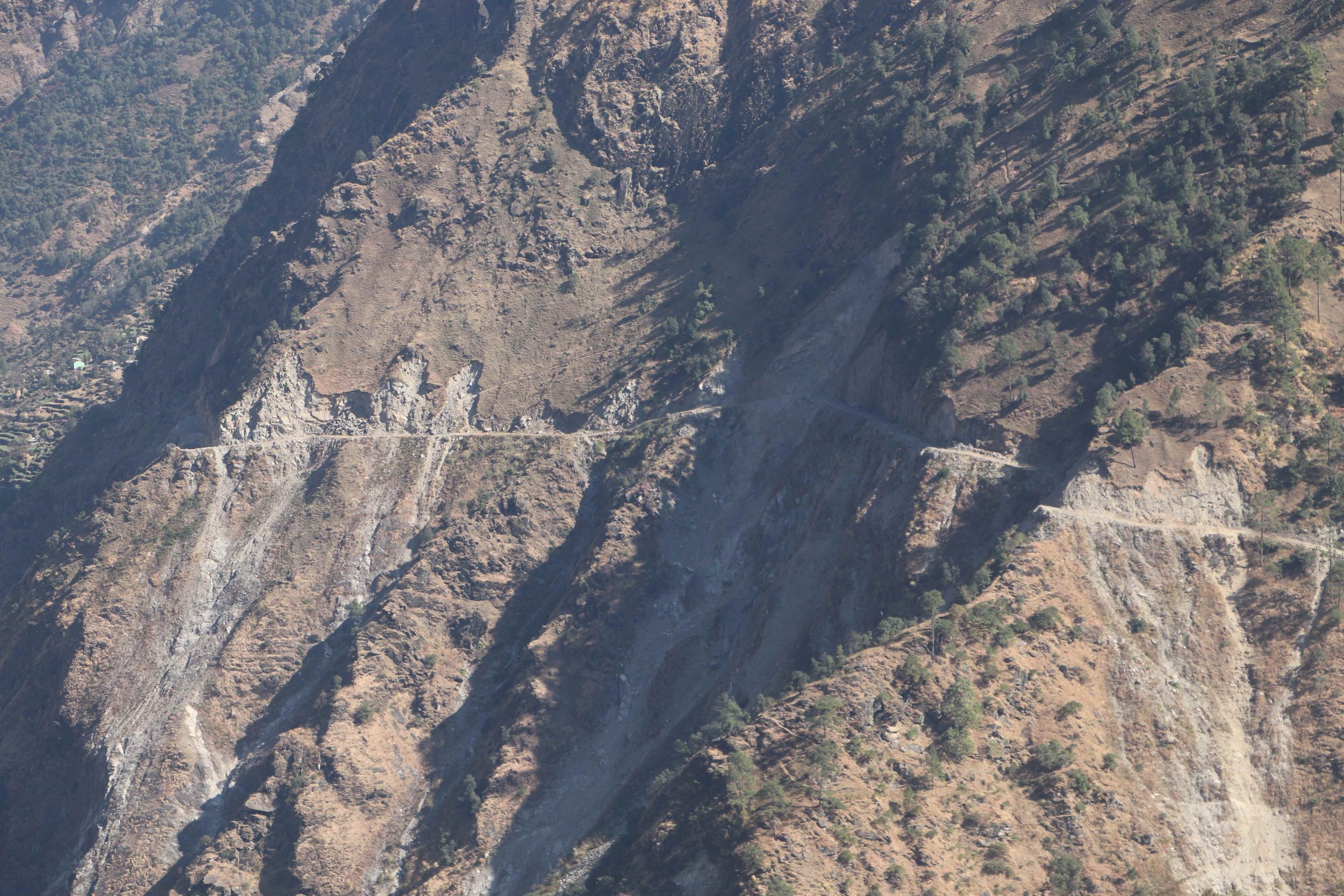 दार्चुला-टिङ्कर सडक निर्माण: सेना र नागरिक मिलेर बाटो खन्दै, दुईतिरबाटै ट्रयाक खोल्ने काम सुरु