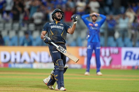 आईपीएल: मुम्बई इण्डियन्समाथिको जितले प्लेअफको होडमा बलियो गुजरात, अब एक जितनै पर्याप्त