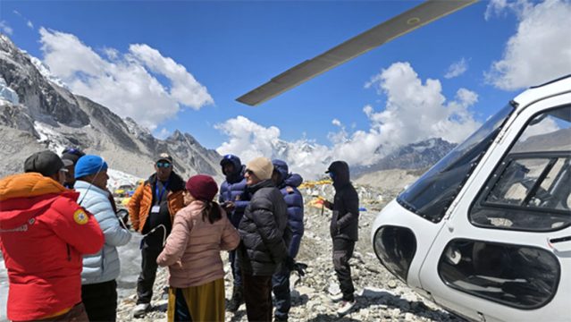 सगरमाथा क्षेत्रमा सरकारले हेलिकप्टर उडानमा रोक नलगाउने, ‘अनावश्यकको नियमन हुनेछ’