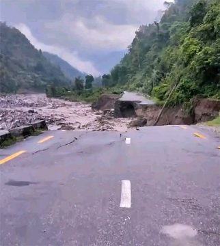 लेउती बाढीले कोशी राजमार्गको धनकुटा खण्डमा क्षति, सडक बगाएपछि यातायात अवरुद्ध
