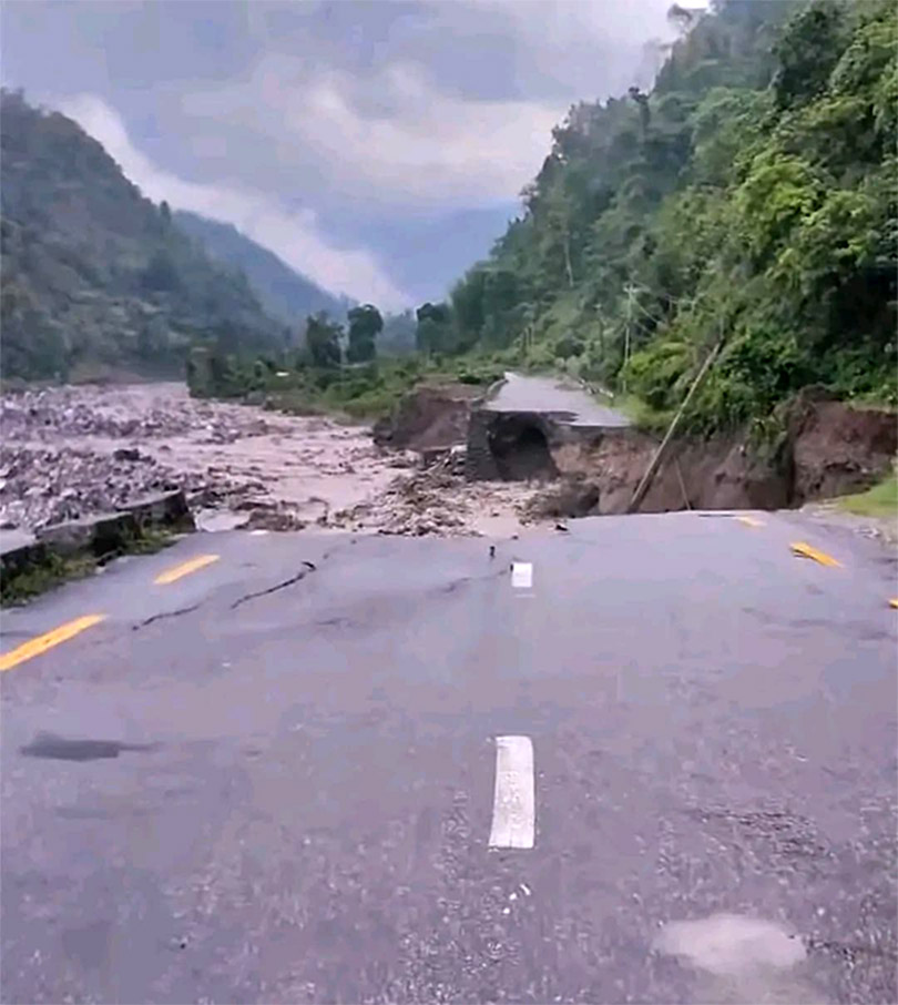 लेउती बाढीले कोशी राजमार्गको धनकुटा खण्डमा क्षति, सडक बगाएपछि यातायात अवरुद्ध लेउती बाढीले कोशी राजमार्गको धनकुटा खण्डमा क्षति, सडक बगाएपछि यातायात अवरुद्ध