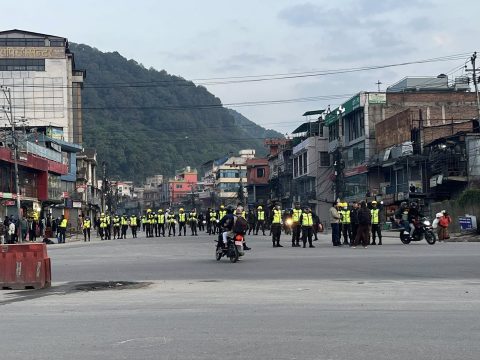 माछापोखरीमा महानगर प्रहरीले तरकारी बेच्न किसानलाई रोक्यो, सडक छेक्दा यातायात प्रभावित