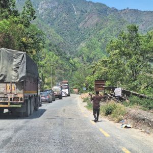 सुक्खा पहिरो खसेपछि नारायणढ-मुग्लिन सडकखण्ड अवरुद्ध, हटाउने प्रयास जारी