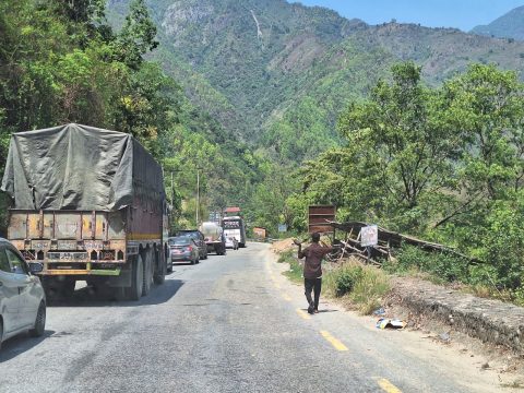 सुक्खा पहिरो खसेपछि नारायणढ-मुग्लिन सडकखण्ड अवरुद्ध, हटाउने प्रयास जारी