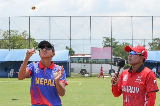 नेपालविरुद्ध टस जितेर बहराइन ब्याटिङ गर्दै, जितको दवाब