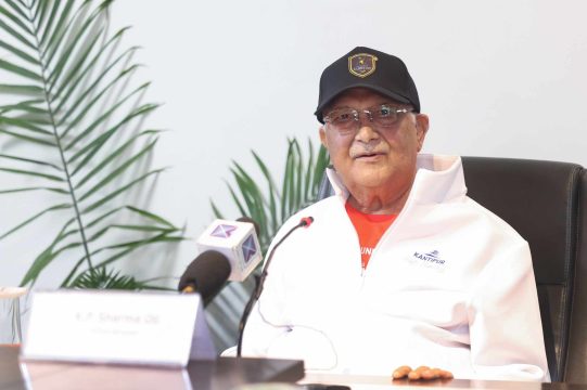 प्रधानमन्त्री ओलीले गरे गृहमन्त्रीको प्रतिरक्षा, कर्मचारीमाथि प्रश्न उठ्दा राजीनामा माग्नु अनुचित