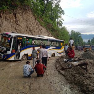 ३ ठाउँमा पहिरो जाँदा अरनिको राजमार्ग पूर्णरुपमा अवरुद्ध, कुन सडकको अवस्था कस्तो?