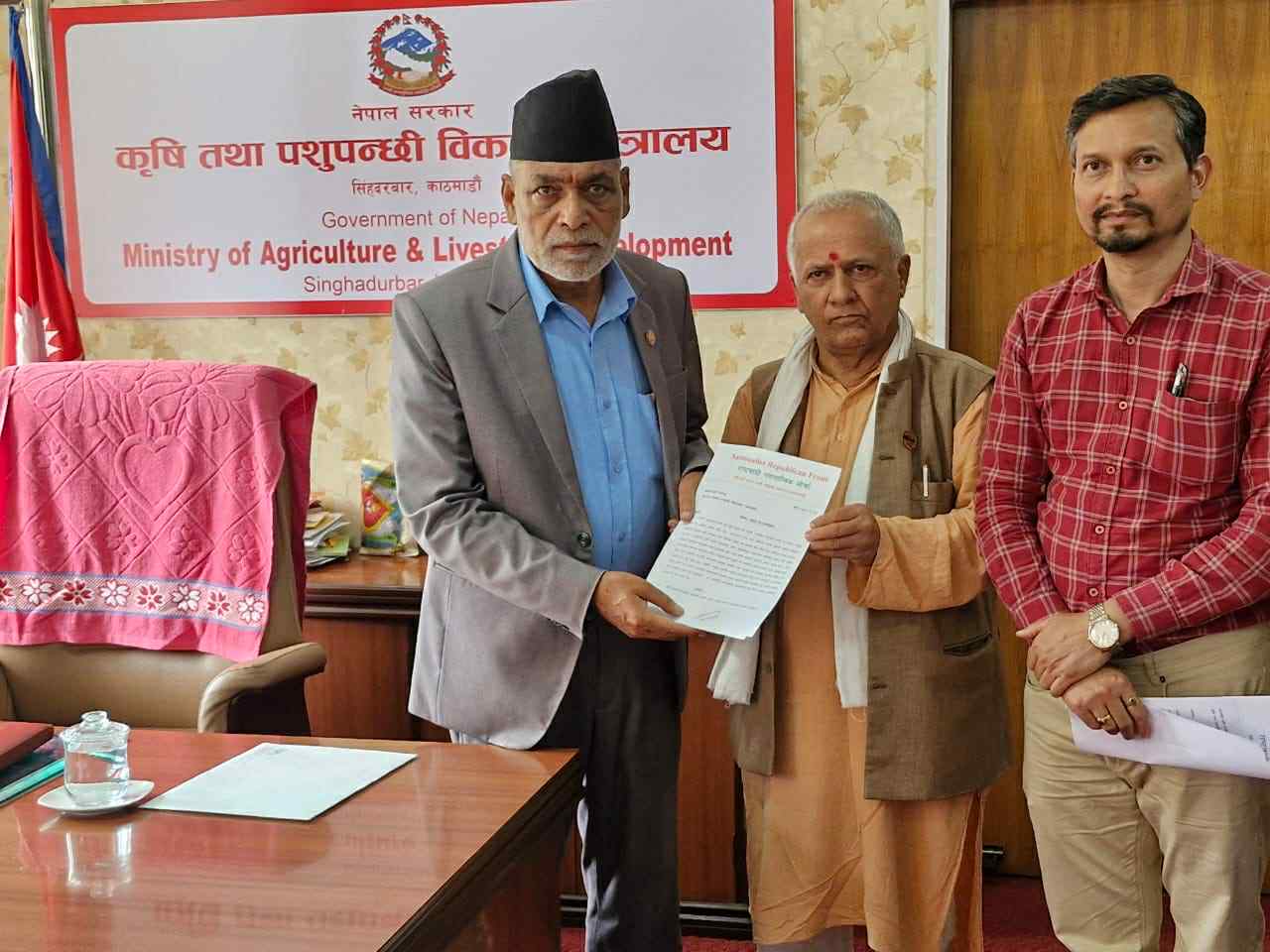 देशभित्र उत्पादन नगरेसम्म रासायनिक मल अभावको समस्या समाधान हुँदैन : कृषिमन्त्री अधिकारी देशभित्र उत्पादन नगरेसम्म रासायनिक मल अभावको समस्या समाधान हुँदैन : कृषिमन्त्री अधिकारी