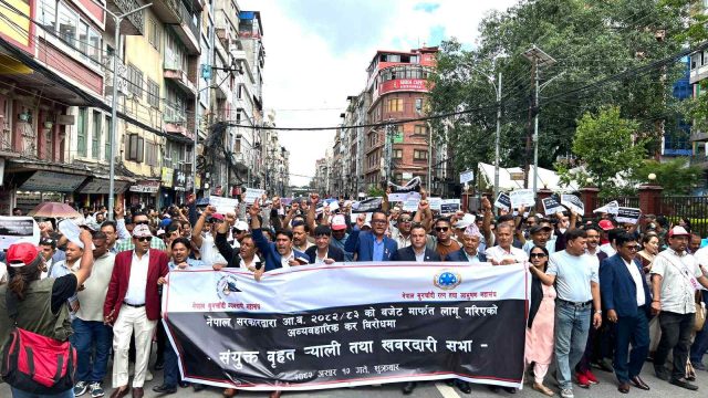 विलासित कर र भ्याट खारेजीको माग गर्दै सुनचाँदी व्यवसायी पसल बन्द गरेर सडकमा