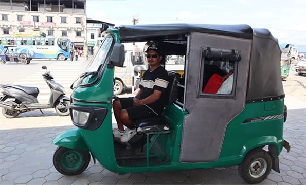 समाजसेवामा आफ्नै शैली : क्यान्सरका बिरामीलाई दिनको ३ घण्टा अटोरिक्सा निःशुल्क