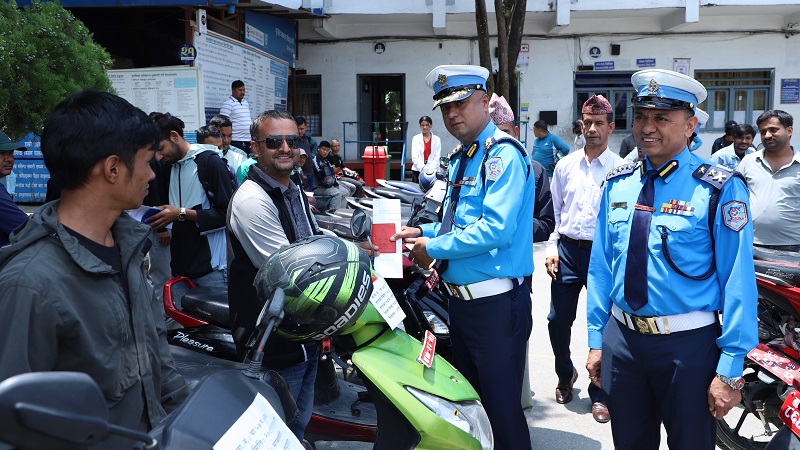 ट्राफिक प्रहरीले सवारीधनीलाई हस्तान्तरण गर्‍यो चोरी भएका २२ वटा मोटरसाइकल र स्कुटर