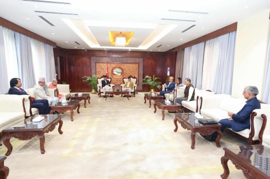 बजेट पारित गर्नुअघि सत्ता गठबन्धनका नेता छलफलमा,  बालुवाटारमा असन्तुष्टिबारे मन्थन