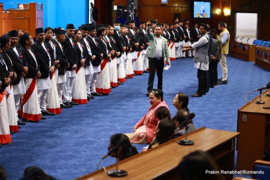 रास्वपाको ३ घण्टा नाराबाजीबीच सभामुख घिमिरेले किन चलाए प्रतिनिधिसभा बैठक?