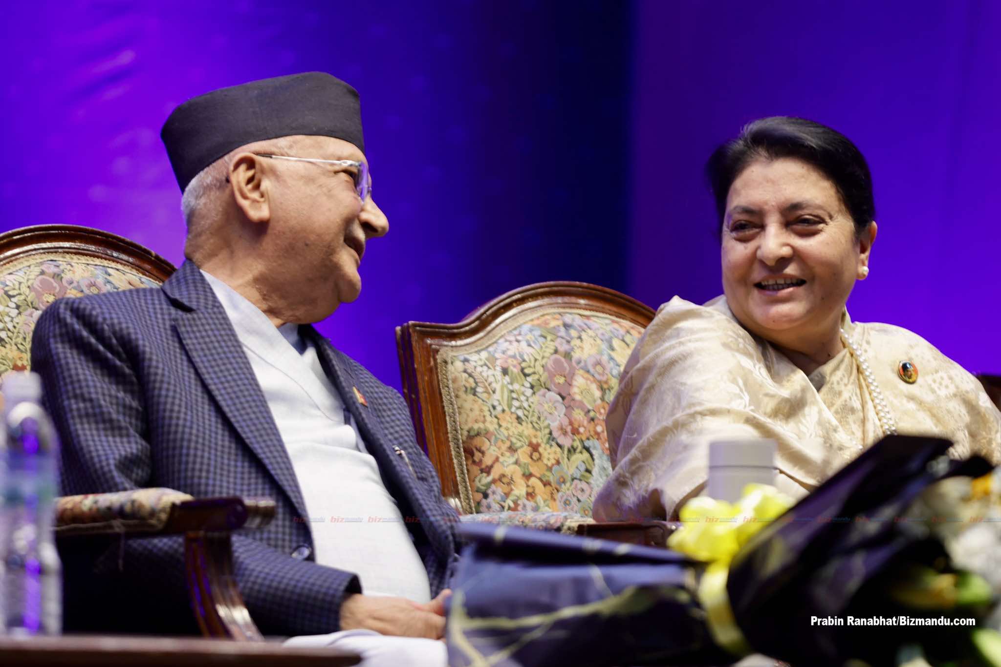 ओलीलाई बेवास्ता गर्दै भण्डारीले गरिन् अध्यक्ष दाबीको संकेत, ‘असन्तुष्टि प्रकट हुन नपाए विस्फोट’ ओलीलाई बेवास्ता गर्दै भण्डारीले गरिन् अध्यक्ष दाबीको संकेत, ‘असन्तुष्टि प्रकट हुन नपाए विस्फोट’