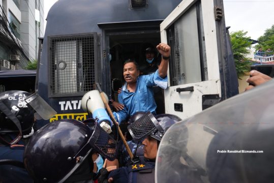 नारायणचौरबाट कमल थापासहित ६ जना पक्राउ, किन गरियो थापाको स्वास्थ्य परीक्षण?