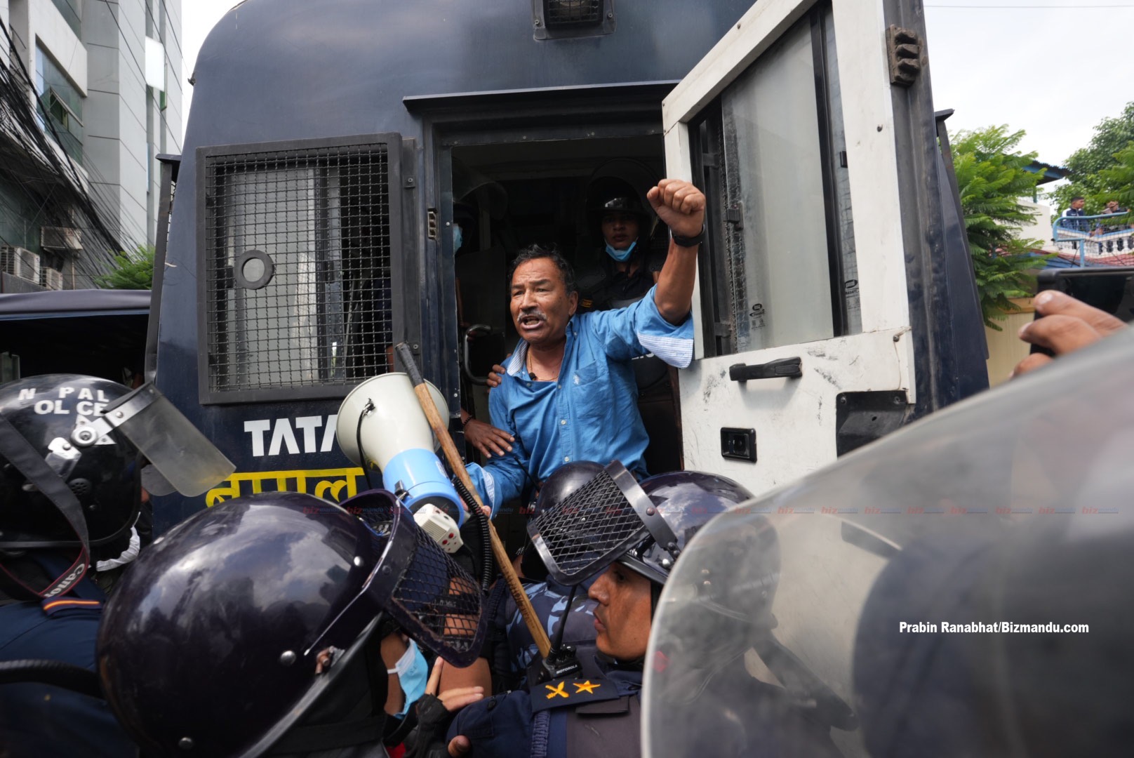 नारायणचौरबाट कमल थापासहित ६ जना पक्राउ, किन गरियो थापाको स्वास्थ्य परीक्षण? नारायणचौरबाट कमल थापासहित ६ जना पक्राउ, किन गरियो थापाको स्वास्थ्य परीक्षण?