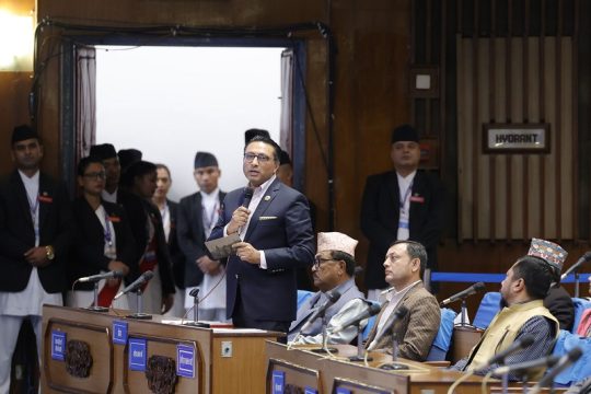 भिजिट भिसाको अवैध असुलीमा मुछिएका तीर्थ भट्टराई गृहमन्त्रीका मर्निङ वाक गर्ने पार्टनर : स्वर्णिम