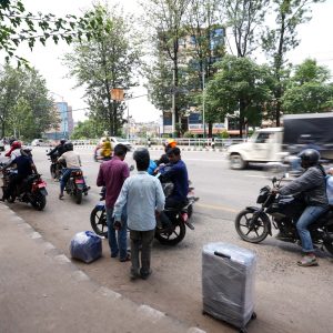 सार्वजनिक यातायात चलेका छैनन्, यात्रुहरु राइड सेयरिङमा सरर (तस्विरहरु)