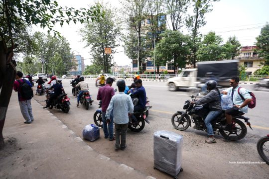 सार्वजनिक यातायात चलेका छैनन्, यात्रुहरु राइड सेयरिङमा सरर (तस्विरहरु)