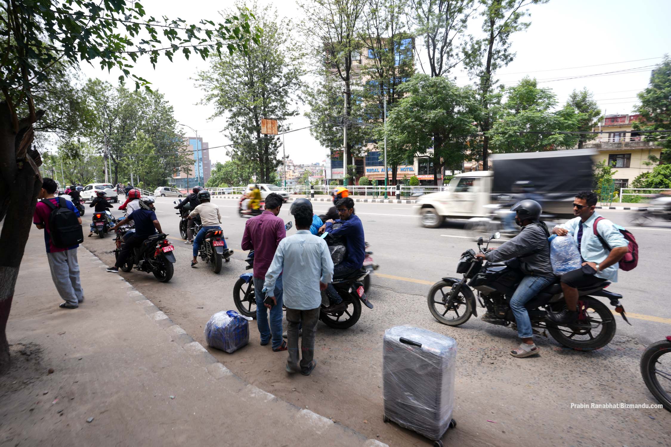 सार्वजनिक यातायात चलेका छैनन्, यात्रुहरु राइड सेयरिङमा सरर (तस्विरहरु)