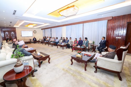 दैलेखको मिथेन ग्यास र धौवादी फलामको उत्खननबारे प्रधानमन्त्रीलाई ब्रिफिङ