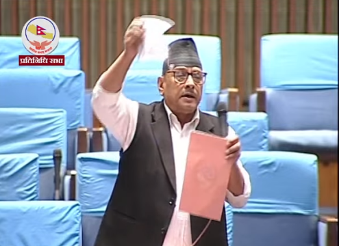 भौतिक पूर्वाधार मन्त्रालयको बजेटले सांसद थापा आक्रोशित, सदनमै च्याते बजेट पुस्तिका