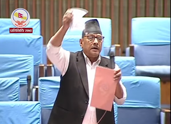भौतिक पूर्वाधार मन्त्रालयको बजेटले सांसद थापा आक्रोशित, सदनमै च्याते बजेट पुस्तिका भौतिक पूर्वाधार मन्त्रालयको बजेटले सांसद थापा आक्रोशित, सदनमै च्याते बजेट पुस्तिका