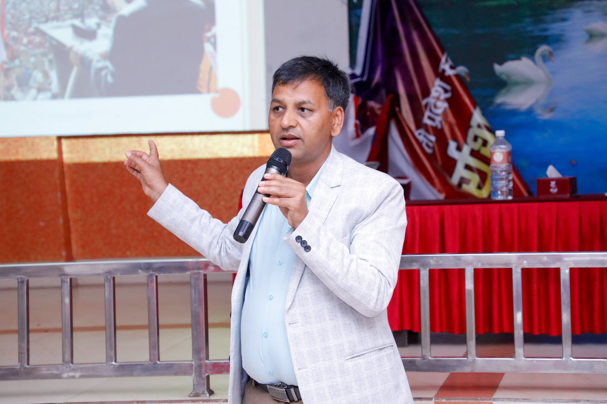 एमाले नेताको प्रश्न : अनलाइनको समाचार हटाउने भए पत्रिका जलाउने, टिभी फुटाउने श्रीमान्? एमाले नेताको प्रश्न : अनलाइनको समाचार हटाउने भए पत्रिका जलाउने, टिभी फुटाउने श्रीमान्?