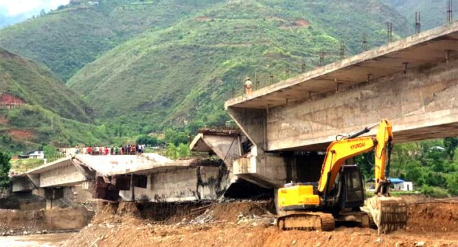 स्पान कोल्याप्स भएर भासिएको तामाकोशी पुलको पुनर्निर्माण ठेकेदार कम्पनीले नै गर्ने