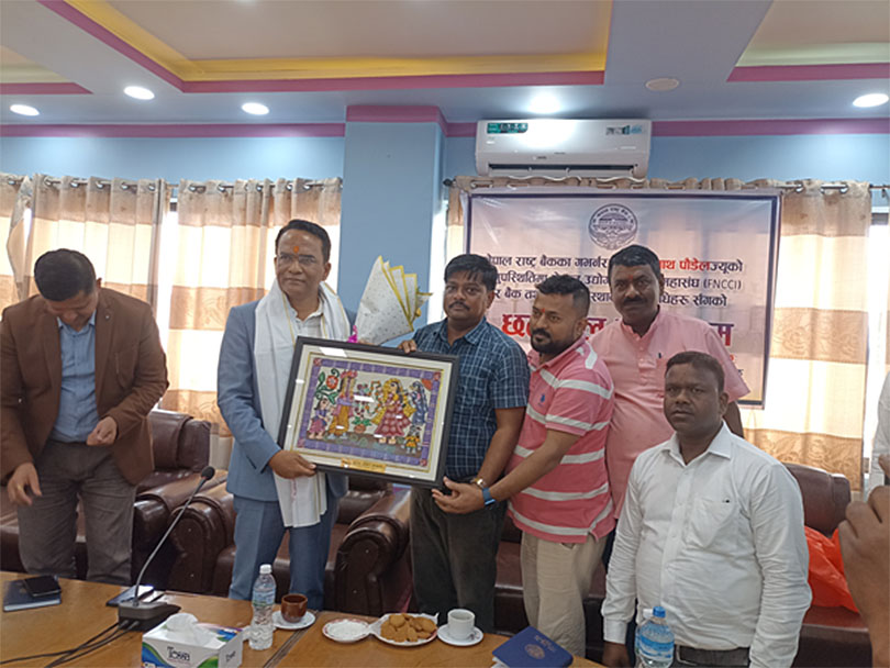 जनकपुरमा गभर्नर पौडेलले व्यवसायीसँग भने- ‘ग्राहक ठग्ने बैंकलाई तुरुन्त कारबाही हुन्छ’ जनकपुरमा गभर्नर पौडेलले व्यवसायीसँग भने- ‘ग्राहक ठग्ने बैंकलाई तुरुन्त कारबाही हुन्छ’