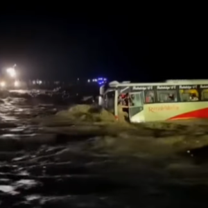 विनयी खोलामा आएको बाढीले बस बगायो, एक्साभेटरबाट गरियो सबै यात्रुको उद्धार