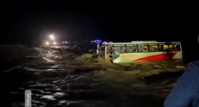 विनयी खोलामा आएको बाढीले बस बगायो, एक्साभेटरबाट गरियो सबै यात्रुको उद्धार