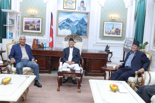 अवरुद्ध संसद् खुलाउन ओली-देउवा चुपचाप, प्रचण्ड दौडधुपमा: अवरोध अझै लम्बिने संकेत